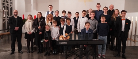 Das Foto zeigt die Gruppe der „Jungen Töne“ mit Leon Herget (Hintere Reihe, 5. von rechts) und allen Mitwirkenden